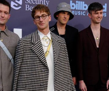 Review Makna Lagu Heat Waves: Kenangan Panas yang Membara